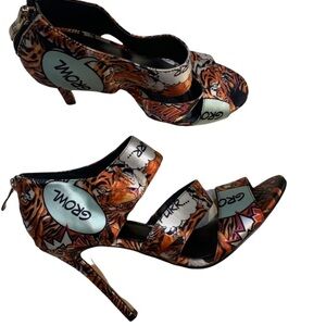 Nicole Miller Artelier Tiger “Growl” Comic Gray & Orange Satin Heels Sz 6